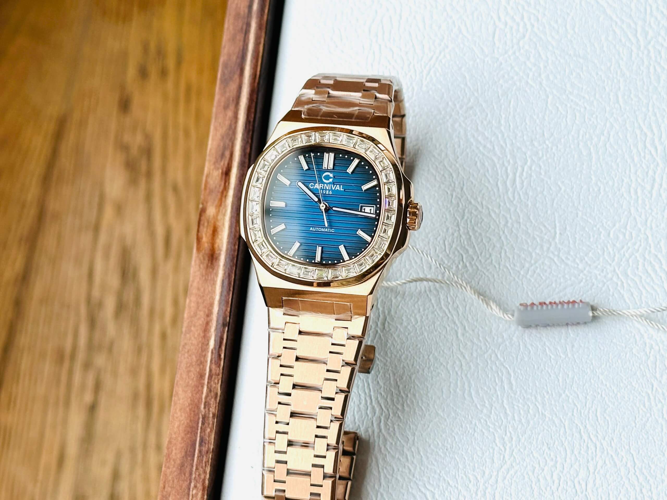 CARNIVAL 8108G-VH-X AUTOMATIC - KÍNH SAPPHIRE 2 carnival 8108g dây kim loại