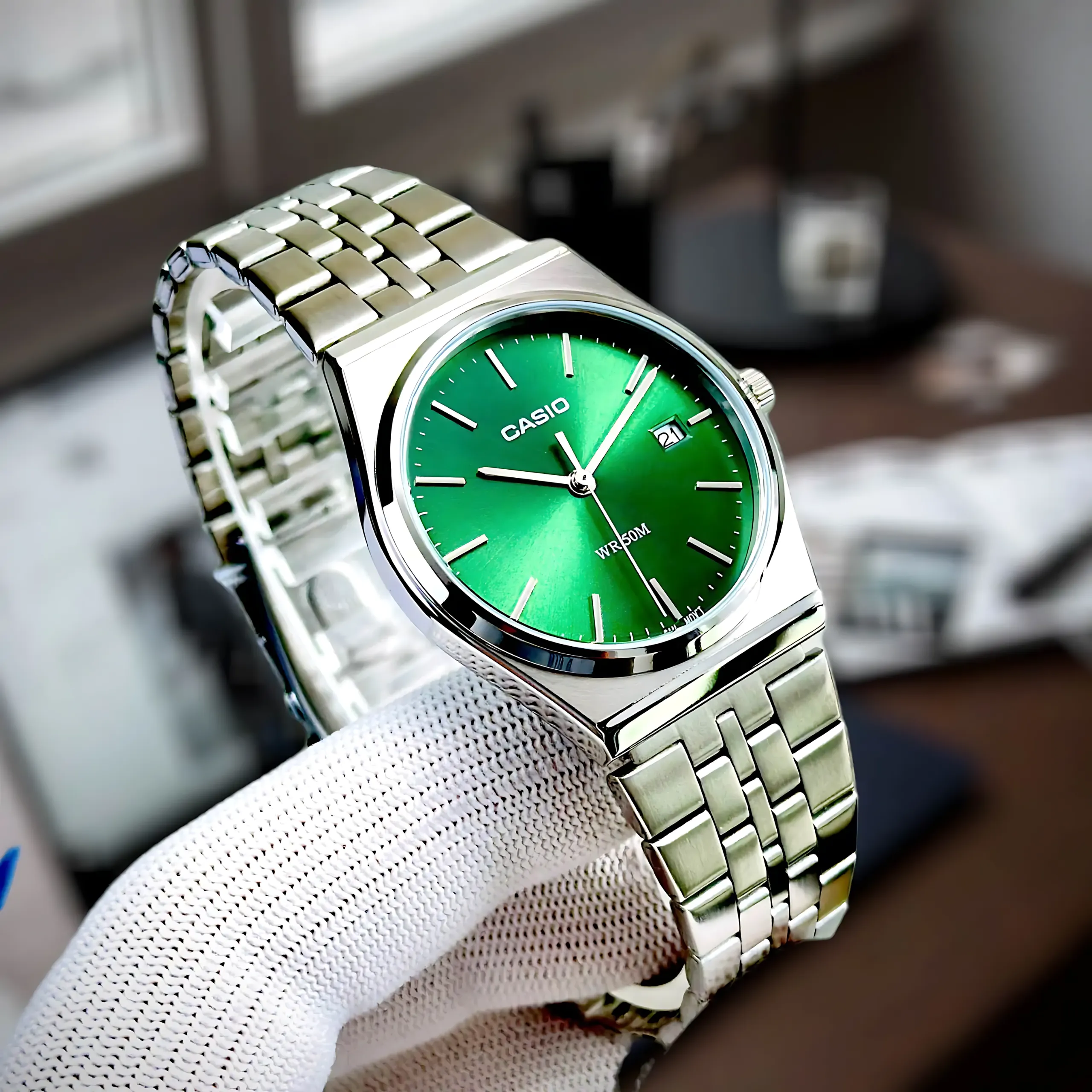 Casio MTP-B145D-3AV 15 Vỏ ngoài của sản phẩm được hoàn thiện nhờ vào sự cứng cáp, sang trọng đến từ chất liệu thép không gỉ 316L cùng mặt kính Mineral Crystal